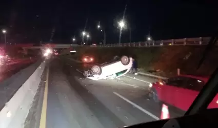 Accidente con cuatro vehculos en carretera Tijuana-Ensenada; Dos caballos lasti