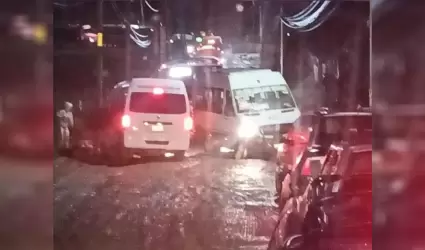 Avenida Arroyo Hondo con trfico lento tras lluvias del fin de semana