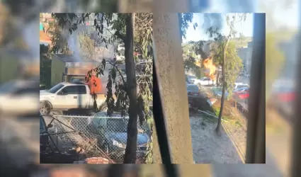 Incendio de vehculo pickup en colonia Alfa Panamericano: no se reportan heridos