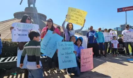 Se manifiestan en Tijuana para pedir que maestros y directivos se asesoren y sea