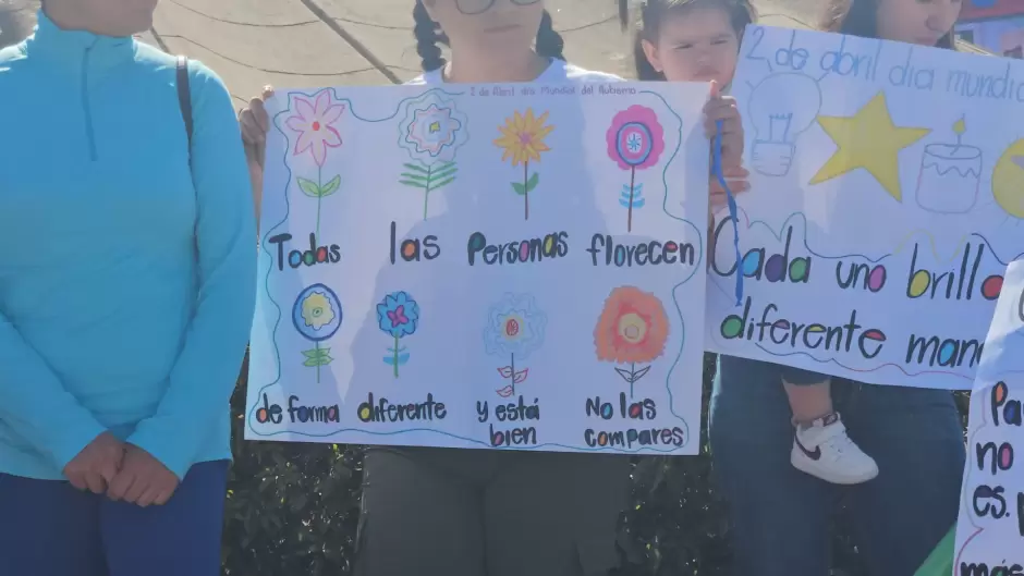 Se manifiestan en Tijuana para pedir que maestros y directivos se asesoren y sean inclusivos con nios en espectro autista
