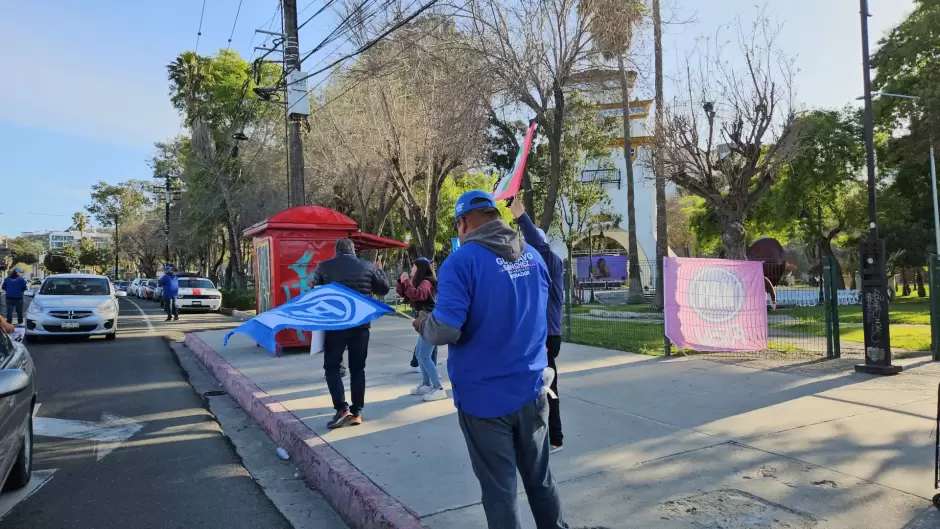 Brigadistas de las dos coaliciones montan escenarios en Zona Ro para el primer debate presidencial