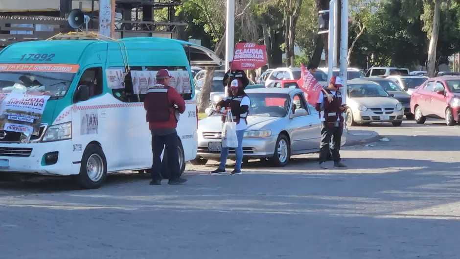 Brigadistas de las dos coaliciones montan escenarios en Zona Ro para el primer debate presidencial