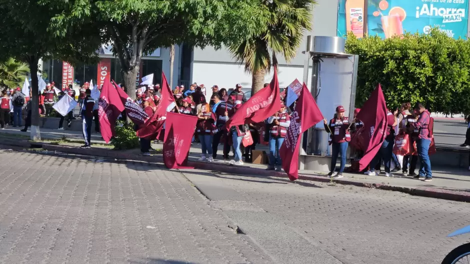 Brigadistas de las dos coaliciones montan escenarios en Zona Ro para el primer debate presidencial