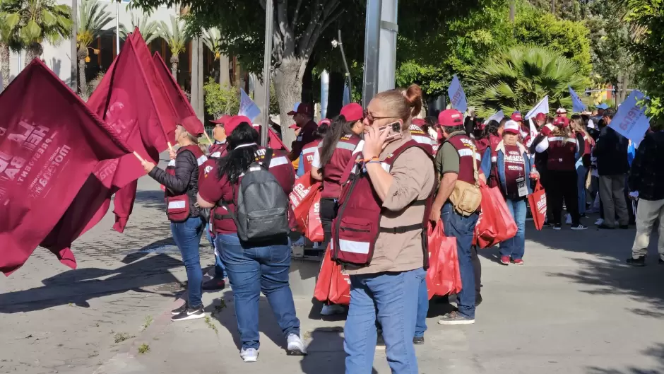 Brigadistas de las dos coaliciones montan escenarios en Zona Ro para el primer debate presidencial