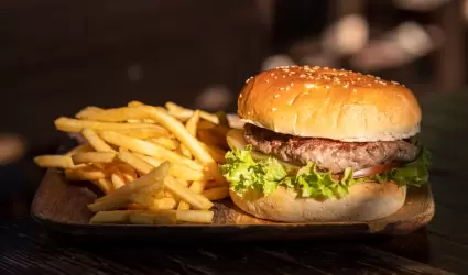 Papas fritas Y hamburguesa