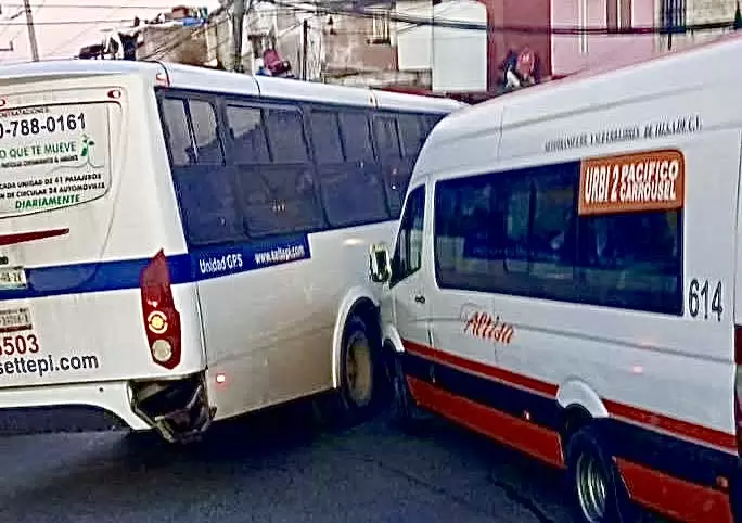 Reportan choque de transporte de personal y transporte pblico en Urbi Residencial Barcelona