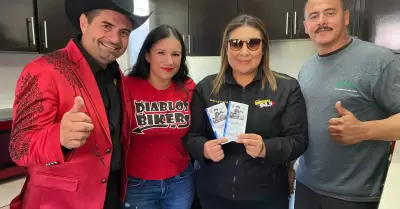 Pancho Barraza, Remmy Valenzuela y Chuy Lizrraga regalan muebles