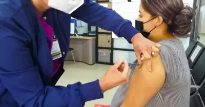Mujeres embarazadas a aplicarse vacunas