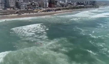 Rescatan a persona que era arrastrada por la corriente en playas de Tijuana