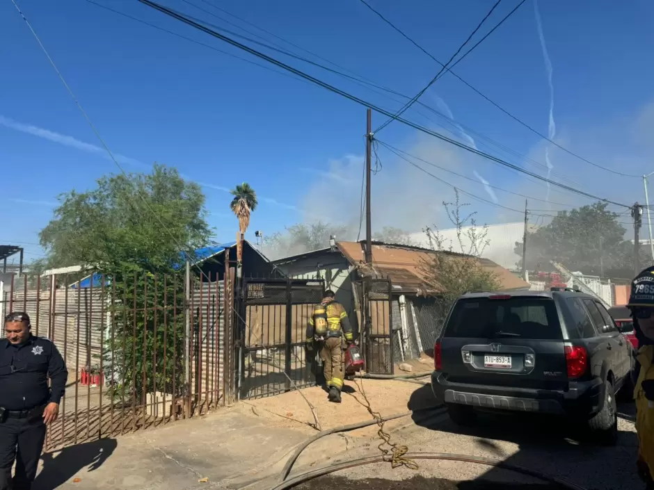 Polica salva vida de hombre en explosin