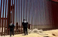 Migrantes optan por saltar el muro por negativa del gobierno mexicano de revalidar tarjeta humanitaria: activista