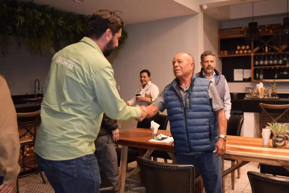 Juan Carlos Hank Krauss se reuni con integrantes de la Unin de Pescadores de Ensenada.