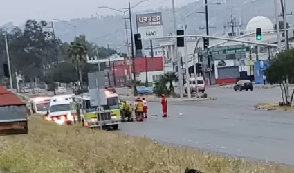 Hombre resulta prensado tras accidente automovilstico