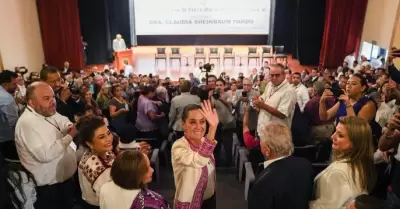 Claudia Sheinbaum se compromete a mejorar condiciones laborales de trabajadores 