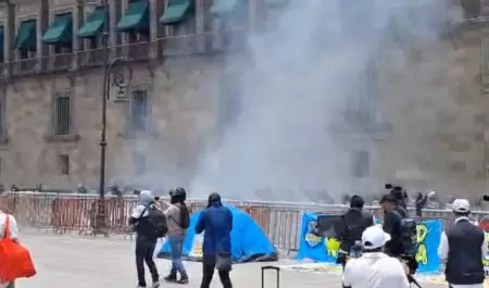 Estudiantes normalistas lanzaron cohetones y petardos a Palacio Nacional