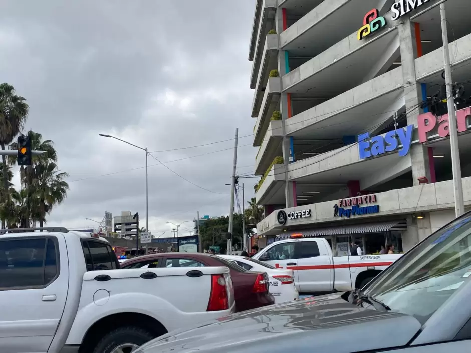 Hombre se lanza desde el quinto piso de estacionamiento en La Lnea