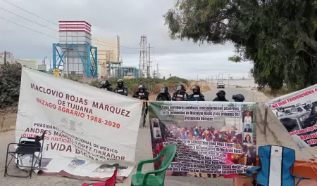 Pobladores del Maclovio bloquean accesos a Pemex en Rosarito en demanda de regul