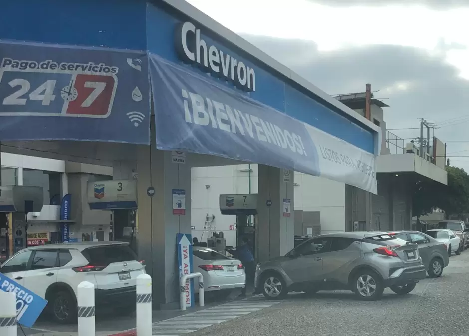 Aumento de precios y largas filas en gasolineras por bloqueo en Pemex Rosarito