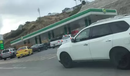 Aumento de precios y largas filas en gasolineras por bloqueo en Pemex Rosarito