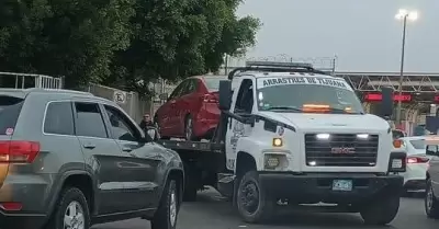 Retiran vehculos estacionados en la garita de Otay que "apartaban lugar" para e