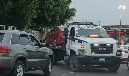 Retiran vehculos estacionados en la garita de Otay que "apartaban lugar" para e