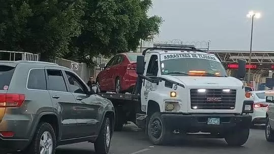 Retiran vehculos estacionados en la garita de Otay que "apartaban lugar" para el cruce a EE.UU