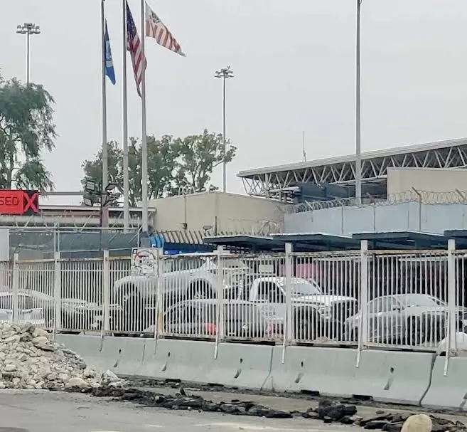 Retiran vehculos estacionados en la garita de Otay que "apartaban lugar" para el cruce a EE.UU