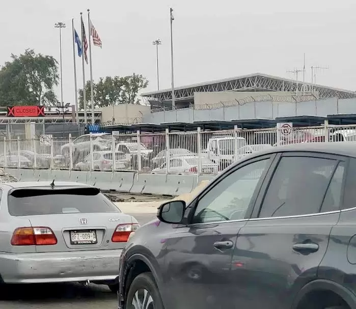 Retiran vehculos estacionados en la garita de Otay que "apartaban lugar" para el cruce a EE.UU