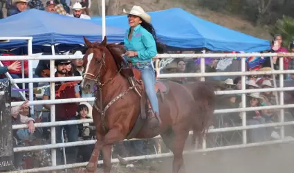 Valeria Bermdez, campeona de barriles en las Fiestas de la Misin 2024