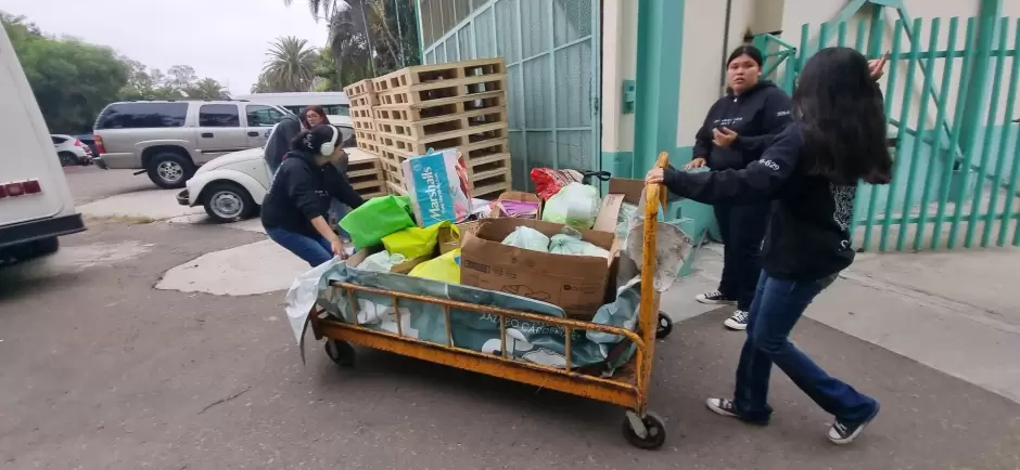 Estudiantes de la Preparatoria Federal Lzaro Crdenas donan insumos de limpieza y aseo personal