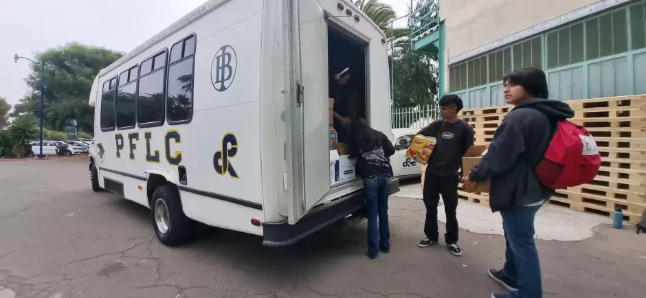 Estudiantes de la Preparatoria Federal Lzaro Crdenas donan insumos de limpieza y aseo personal