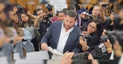 Emite su voto Ismael Burgueo en el Fraccionamiento Las Misiones, en Tijuana
