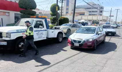 Remolcan 7 vehculos estacionados en paradas de transporte pblico