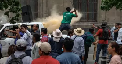 Enfrentamiento entre maestros de la Seccin 22 de la CNTE y policas afuera de P