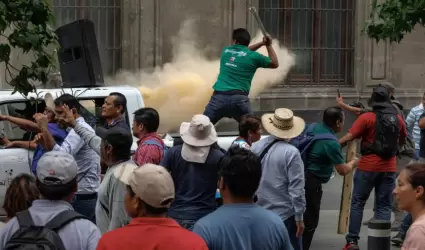 Enfrentamiento entre maestros de la Seccin 22 de la CNTE y policas afuera de P