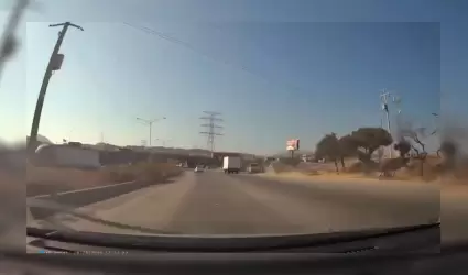 Camin de carga huye tras chocar vehculo particular en puente El Refugio