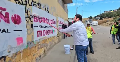 Ismael Burgueo acude a colonia El Nio para iniciar el retiro de propaganda