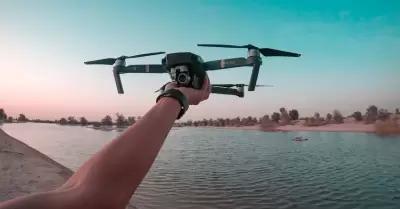 Persona sosteniendo un dron