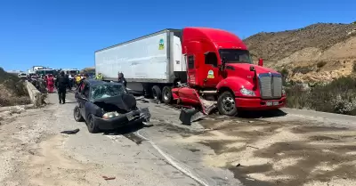 Carambola en el 2000 de 5 autos y 4 trileres deja prensados y heridos graves