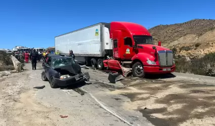 Carambola en el 2000 de 5 autos y 4 trileres deja prensados y heridos graves