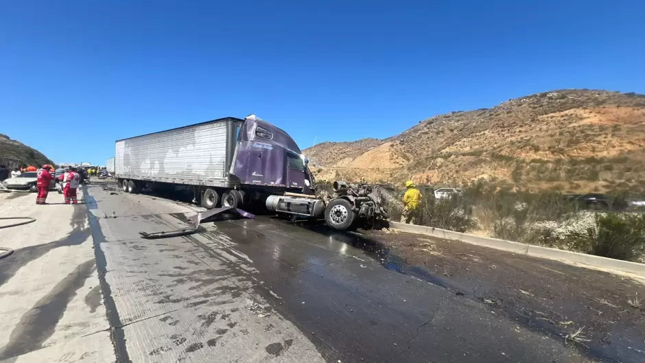 Carambola en el 2000 de 5 autos y 4 trileres deja prensados y heridos graves