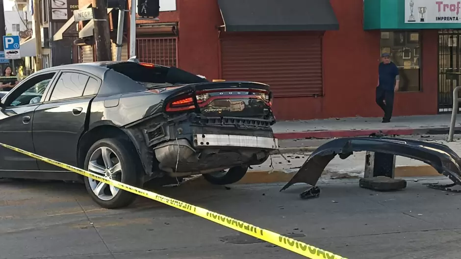 Aparatoso accidente en Tijuana deja dos conductores muertos y tres peatones heridos