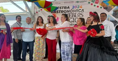 Estudiantes de la carrera de Alimentos y Bebidas del Colegio Nacional de Educaci