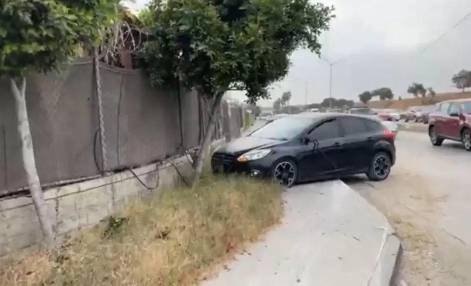 Transporte de personal choca contra dos automviles sobre Va Rpida