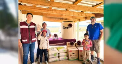 Entrega Gobierno de Ensenada materiales de construcci�n para primaria biling�e e