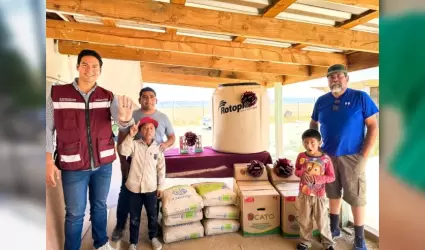 Entrega Gobierno de Ensenada materiales de construcci�n para primaria biling�e e