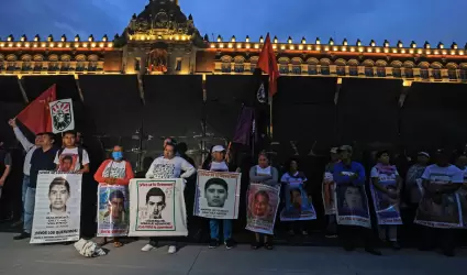 Marcha de familiares y estudiantes en protesta por la desaparicin de los 43 nor