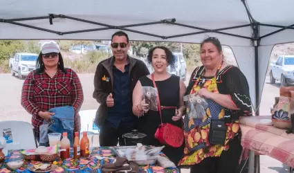 Araceli Brown asiste al primer tianguis artesanal en Rancho 40