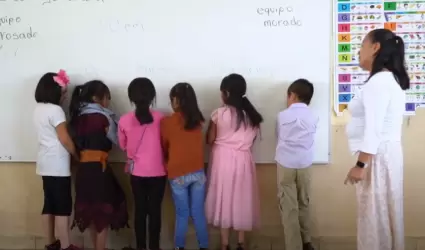 Alumnos tomando clases